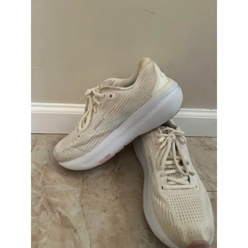 Brooks Ghost Max 2 Coconut Milk Cream Sneaker W10 Athleisure Comfort Workout